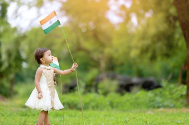 Hint bayrak tutan Hintli kız çocuk