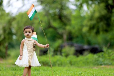 Hint bayrak tutan Hintli kız çocuk