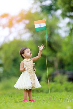 Hint bayrak tutan Hintli kız çocuk