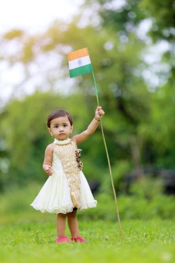 Hint bayrak tutan Hintli kız çocuk