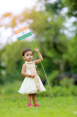 Hint bayrak tutan Hintli kız çocuk