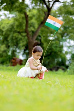 Hint bayrak tutan Hintli kız çocuk