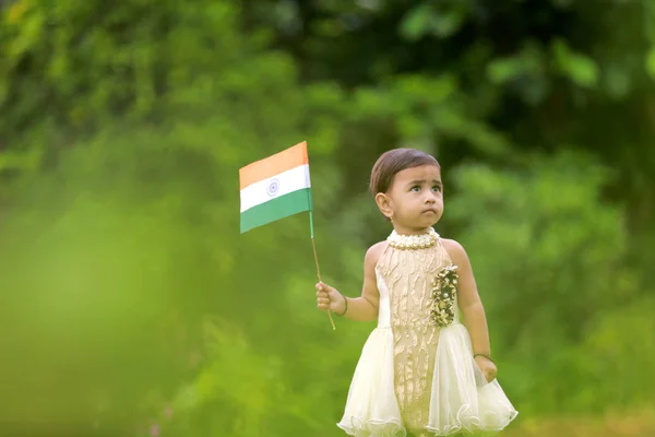 Ινδική Κορίτσι Παιδί Κρατώντας Ινδική Σημαία — Φωτογραφία Αρχείου