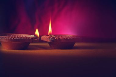 Dekoratif ve geleneksel ışıklı Diwali lamba
