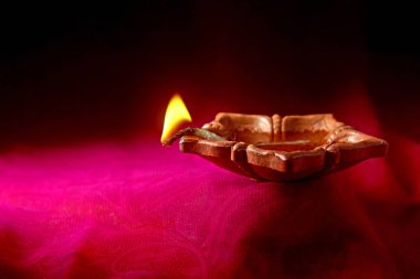 Dekoratif ve geleneksel ışıklı Diwali lamba