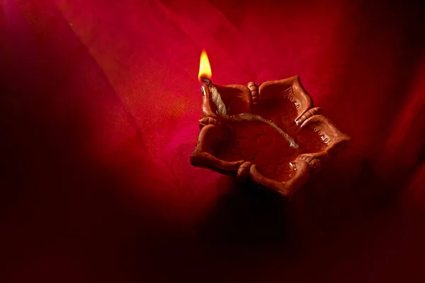 Decoratieve en traditionele verlichte Diwali Lamp — Stockfoto