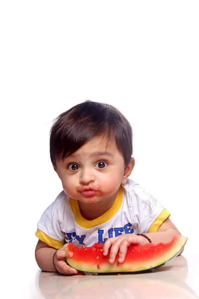 Bambino Indiano Che Mangia Anguria — Foto Stock