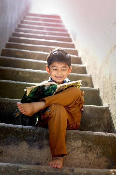 Indiase Kind Schrijven Nota Boek — Stockfoto