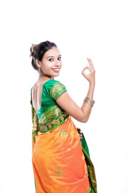 Mutlu genç güzel geleneksel Hint kadını geleneksel sari