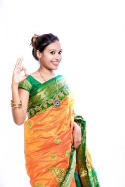 Mutlu genç güzel geleneksel Hint kadını geleneksel sari