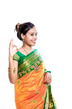 Mutlu genç güzel geleneksel Hint kadını geleneksel sari