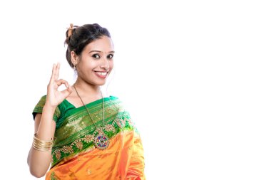 Mutlu genç güzel geleneksel Hint kadını geleneksel sari