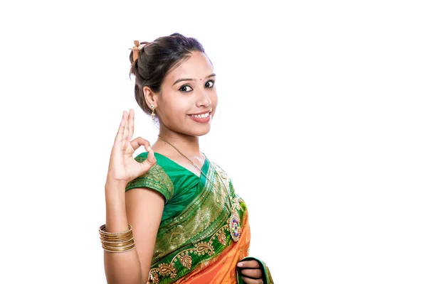 Szczęśliwy Młody Piękny Tradycyjny Indyjski Kobieta Tradycyjne Sari — Zdjęcie stockowe