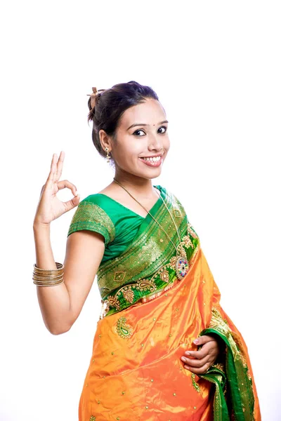 快乐年轻美丽的传统印度妇女在传统纱丽 — 图库照片