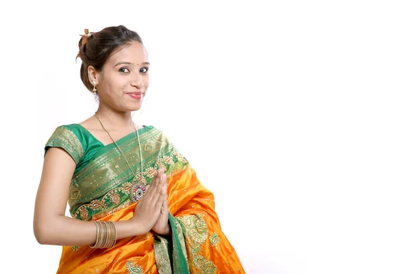 Jovem Bonita Tradicional Indiana Mulher Feliz Tradicional Saree — Fotografia de Stock