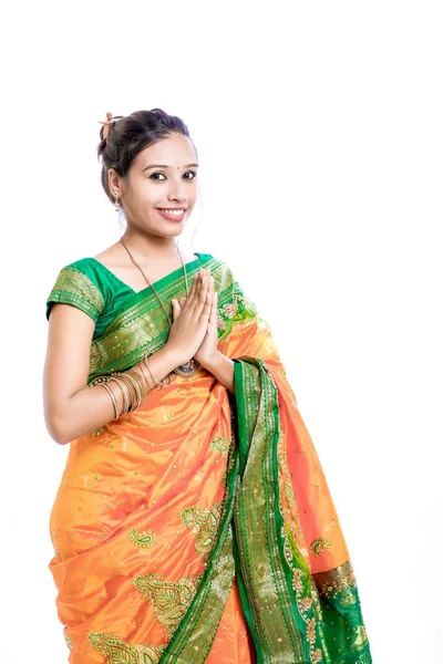 Ευτυχισμένος Νέοι Όμορφη Παραδοσιακή Ινδική Γυναίκα Παραδοσιακά Σάρι — Φωτογραφία Αρχείου