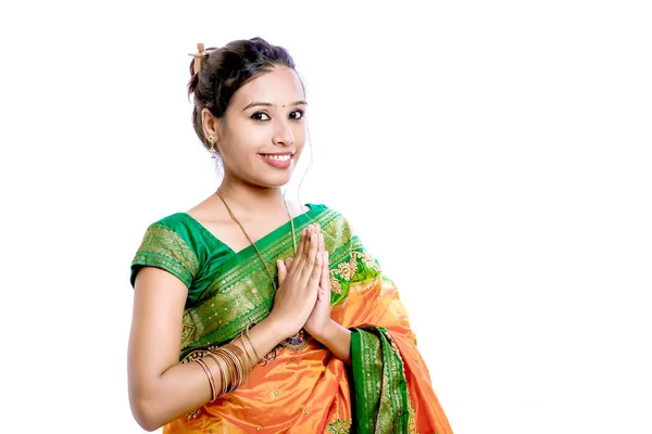 Šťastná Mladá Krásná Tradiční Indická Žena Tradiční Sárí — Stock fotografie
