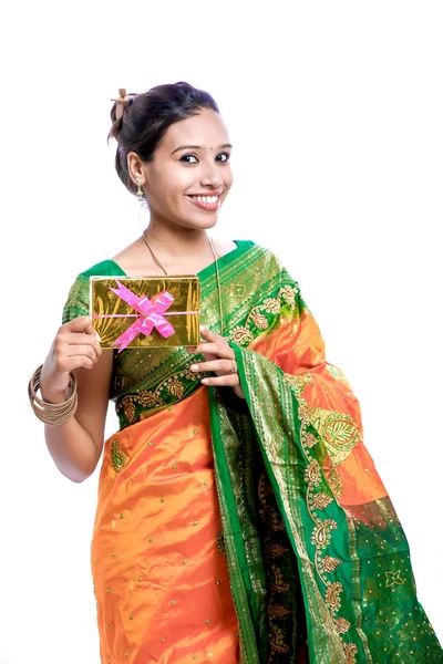 Feliz Joven Hermosa Mujer India Sari Tradicional Con Regalo — Foto de Stock