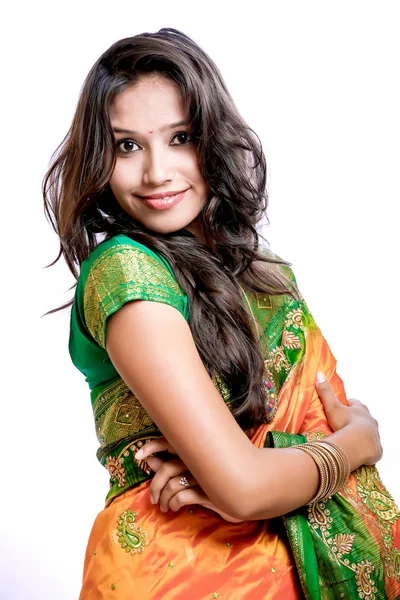 Heureuse Jeune Belle Traditionnelle Femme Indienne Sari Traditionnel — Photo