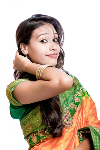 Szczęśliwy Młody Piękny Tradycyjny Indyjski Kobieta Tradycyjne Sari — Zdjęcie stockowe