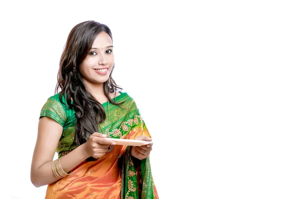 Gelukkig Jonge Mooie Indiase Vrouw Traditionele Saree — Stockfoto