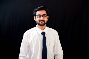 Hintli genç adam gözlük üzerinde