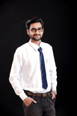 Hintli genç adam gözlük üzerinde