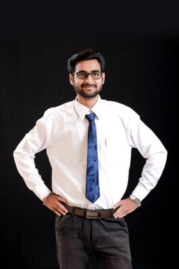 Hintli genç adam gözlük üzerinde