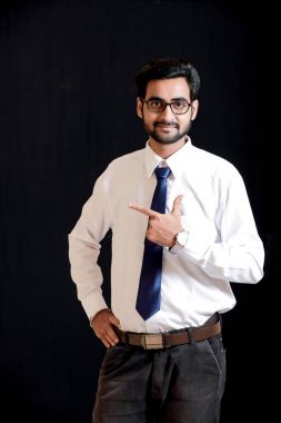 Genç Hintli yön el ile gösterilen