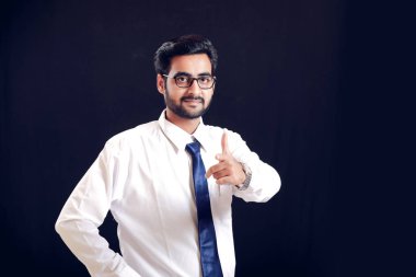 Genç Hintli yön el ile gösterilen