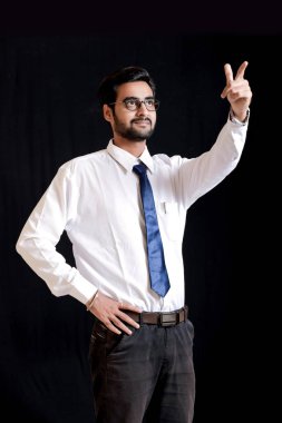 Genç Hintli yön el ile gösterilen