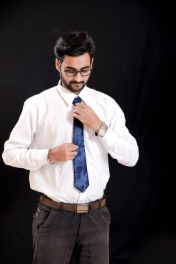 Hintli genç adam gözlük üzerinde