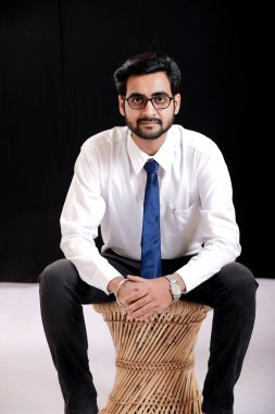 Hintli genç adam gözlük üzerinde