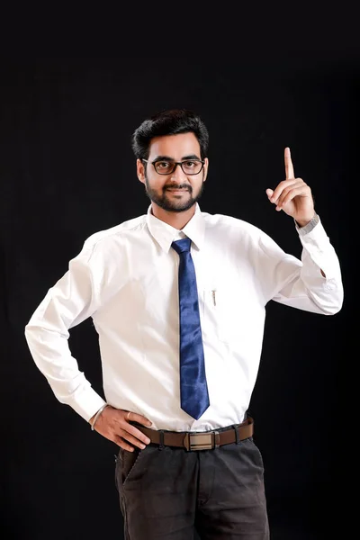 Индийская молодой человек, показывает направление с рукой — стоковое фото