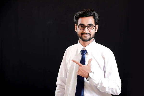 Homem jovem indiano, mostrando a direção com a mão — Fotografia de Stock