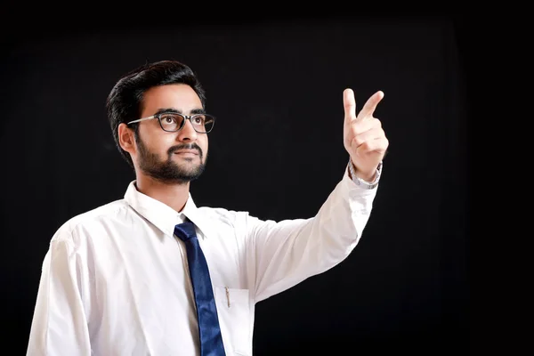 Indio joven que muestra la dirección con la mano — Foto de Stock