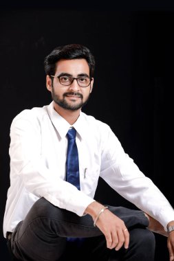 Hintli genç adam gözlük üzerinde