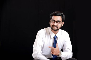 Genç Hintli yön el ile gösterilen