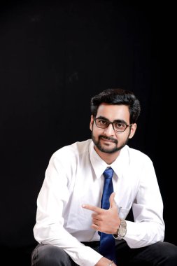 Genç Hintli yön el ile gösterilen