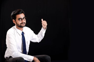 Hintli genç adam gözlük üzerinde