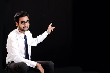 Genç Hintli yön el ile gösterilen