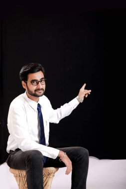 Genç Hintli yön el ile gösterilen