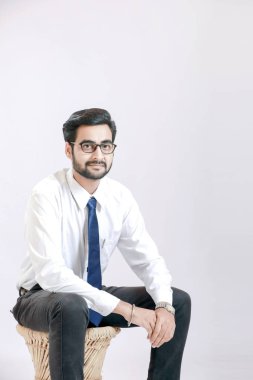 Hintli genç adam gözlük üzerinde