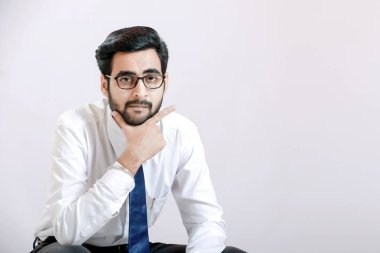 Hintli genç adam gözlük üzerinde