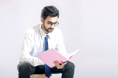 Hintli adam kitap okumak