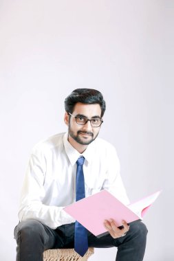 Hintli adam kitap okumak