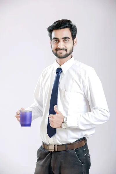 Joven India sostener la taza en la mano — Foto de Stock