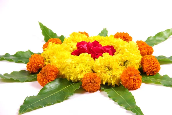 Nagietek kwiat rangoli sztuki — Zdjęcie stockowe