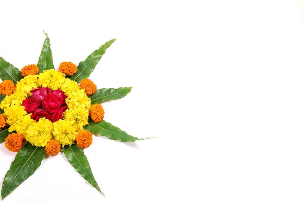 Arte de rangoli de flor de calêndula — Fotografia de Stock
