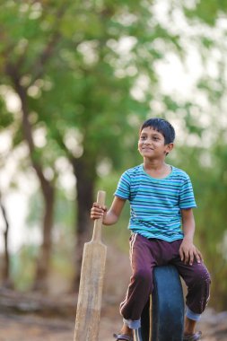 Kırsal Hintli çocuk kriket oynarken